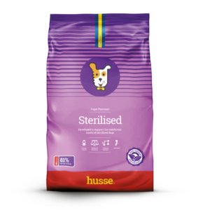 croquettes pour chien stérilisé en pleine santé avec husse