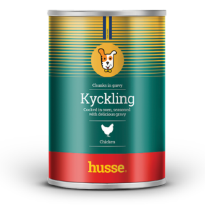 Morceaux de poulet en sauce pour chien en bonne santé avec husse