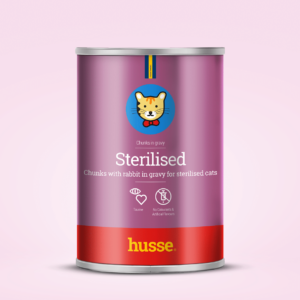 morceaux de lapin en sauce pour chat en bonne santé avec husse