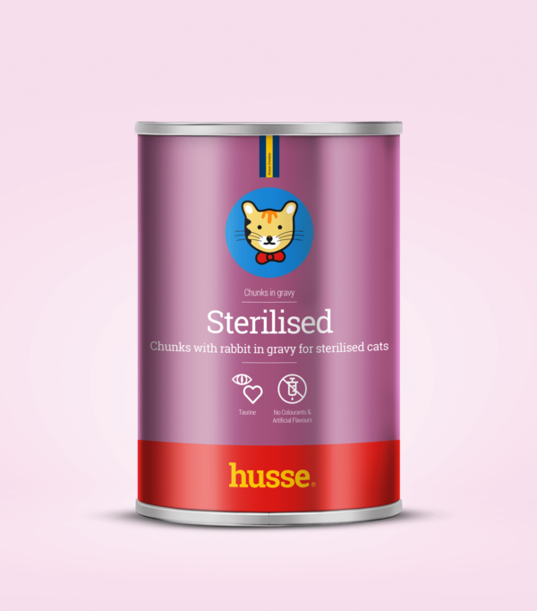 morceaux de lapin en sauce pour chat en bonne santé avec husse